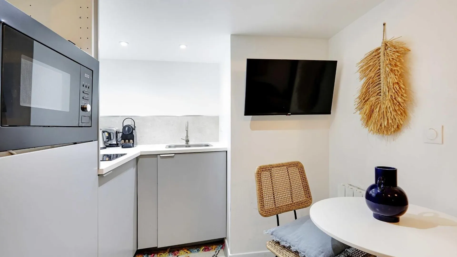 Beautiful And Contemporary Apartment - Arc De Triomphe Champs Elysees Paris France