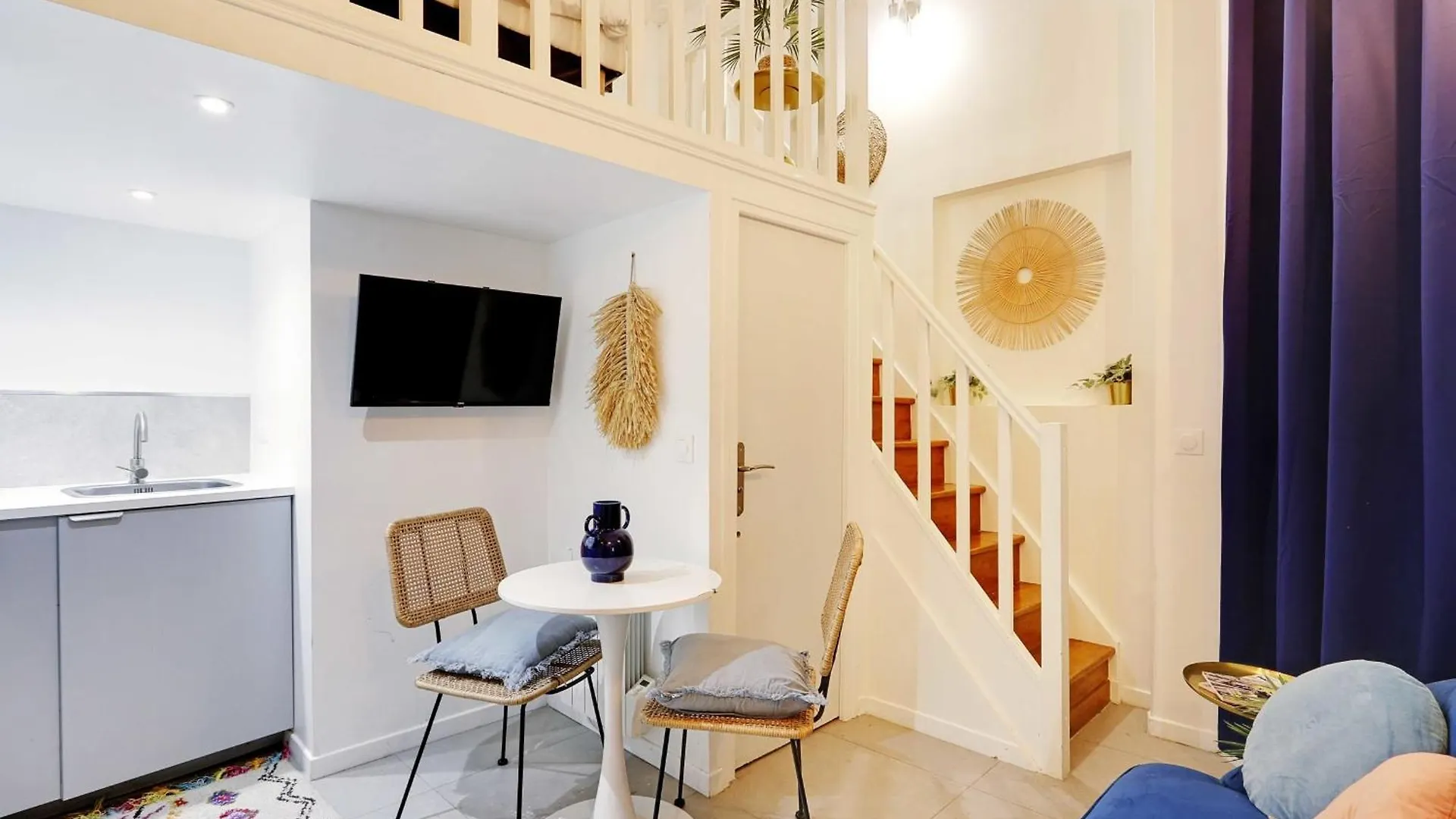 Beautiful And Contemporary Apartment - Arc De Triomphe Champs Elysees Paris France